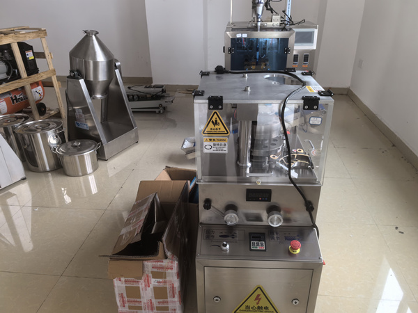 警方查獲的生產(chǎn)設(shè)備。重慶市公安局打假總隊(duì)供圖