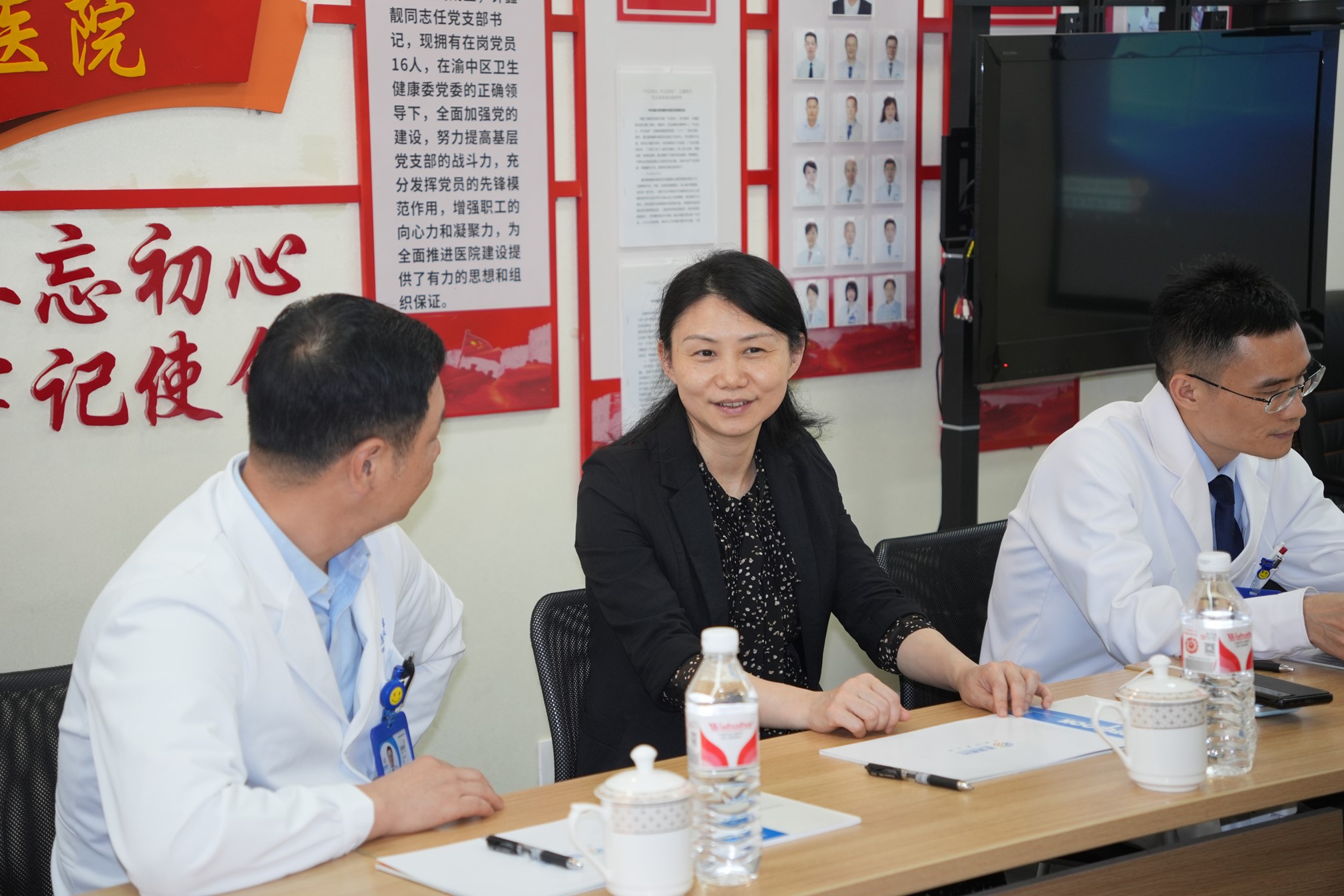 座談會現(xiàn)場。重慶普瑞眼科醫(yī)院供圖