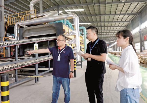 工作人員在企業(yè)生產(chǎn)車間，走訪了解企業(yè)發(fā)展情況。華鎣市融媒體中心供圖
