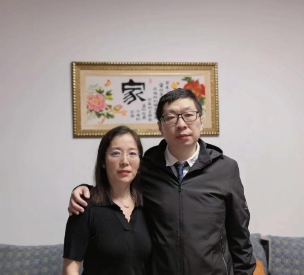 “醫(yī)生夫妻”李煒、周艷榮合影。受訪者供圖