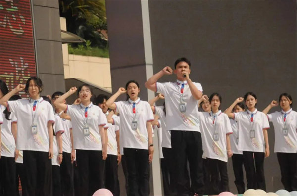 莊嚴(yán)宣誓。重慶工貿(mào)技師學(xué)院供圖