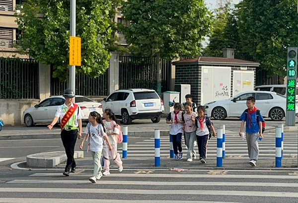 重慶萬科觀承“安全護學(xué)崗”護送兒童上下學(xué)。萬科物業(yè)供圖