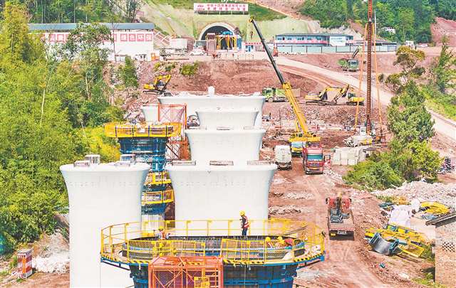 4月12日，成渝中線(xiàn)高鐵大足段施工現(xiàn)場(chǎng)，工人正在加緊施工。記者 齊嵐森 攝/視覺(jué)重慶