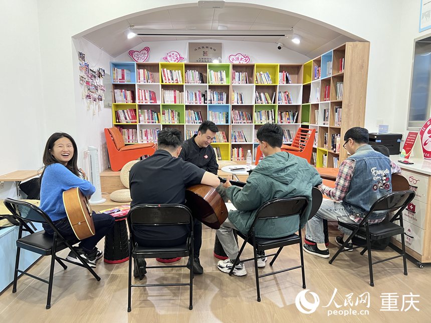 觀音橋街道九街新時(shí)代文明實(shí)踐市級(jí)示范點(diǎn)夜校，學(xué)員們正在學(xué)習(xí)吉他課。 人民網(wǎng)記者 胡虹攝