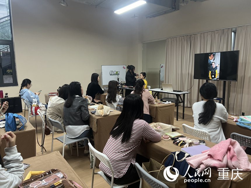 北碚虹吸青年夜校的美妝課上，老師正在給學(xué)員們做示范。 人民網(wǎng)記者 胡虹攝