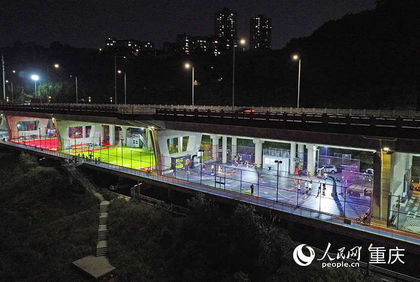 高架橋下被打造成適合各類運動的空間。人民網(wǎng)記者 劉祎攝