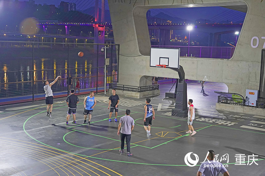 橋下運動場所深受市民喜愛。人民網(wǎng)記者 馮文彥攝