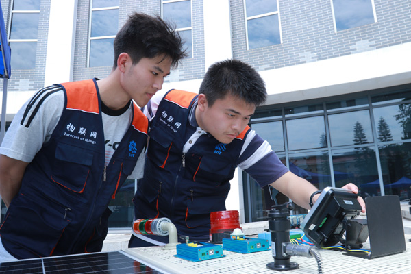 智慧物聯(lián)數(shù)據(jù)采集展示。戚馨月攝