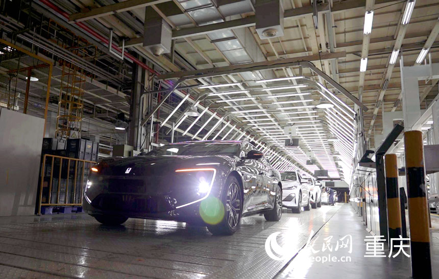 待檢測車輛排成一行。人民網(wǎng)記者 劉祎攝