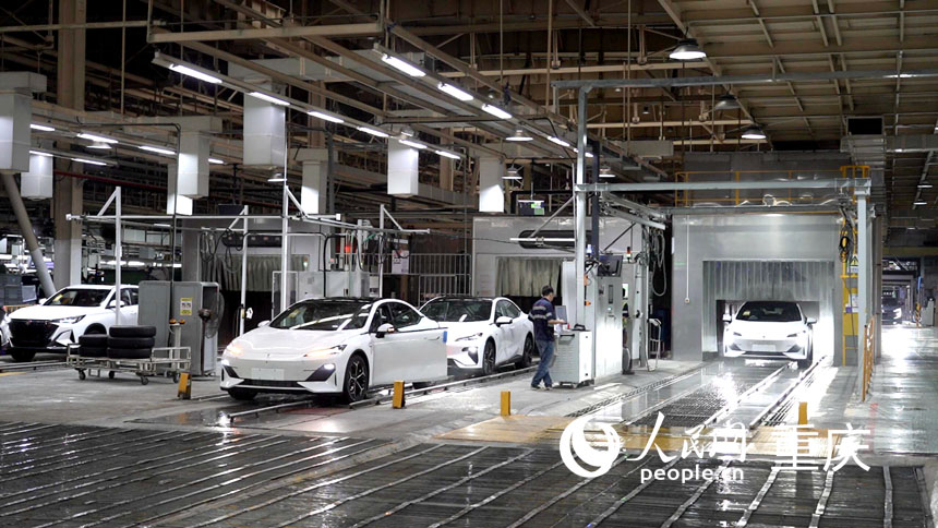 車輛進(jìn)行淋雨試驗(yàn)。人民網(wǎng)記者 劉祎攝