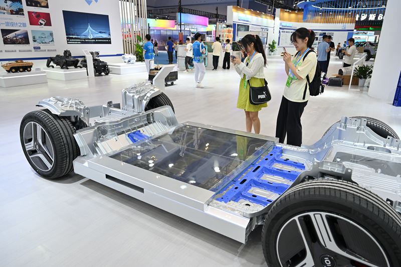 游客對(duì)展出產(chǎn)品進(jìn)行拍照打卡。 鄒樂(lè)攝