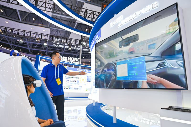 在中央大廳招商局集團(tuán)展區(qū)，觀眾VR體驗(yàn)無(wú)人駕駛與車路協(xié)同。 鄒樂(lè)攝