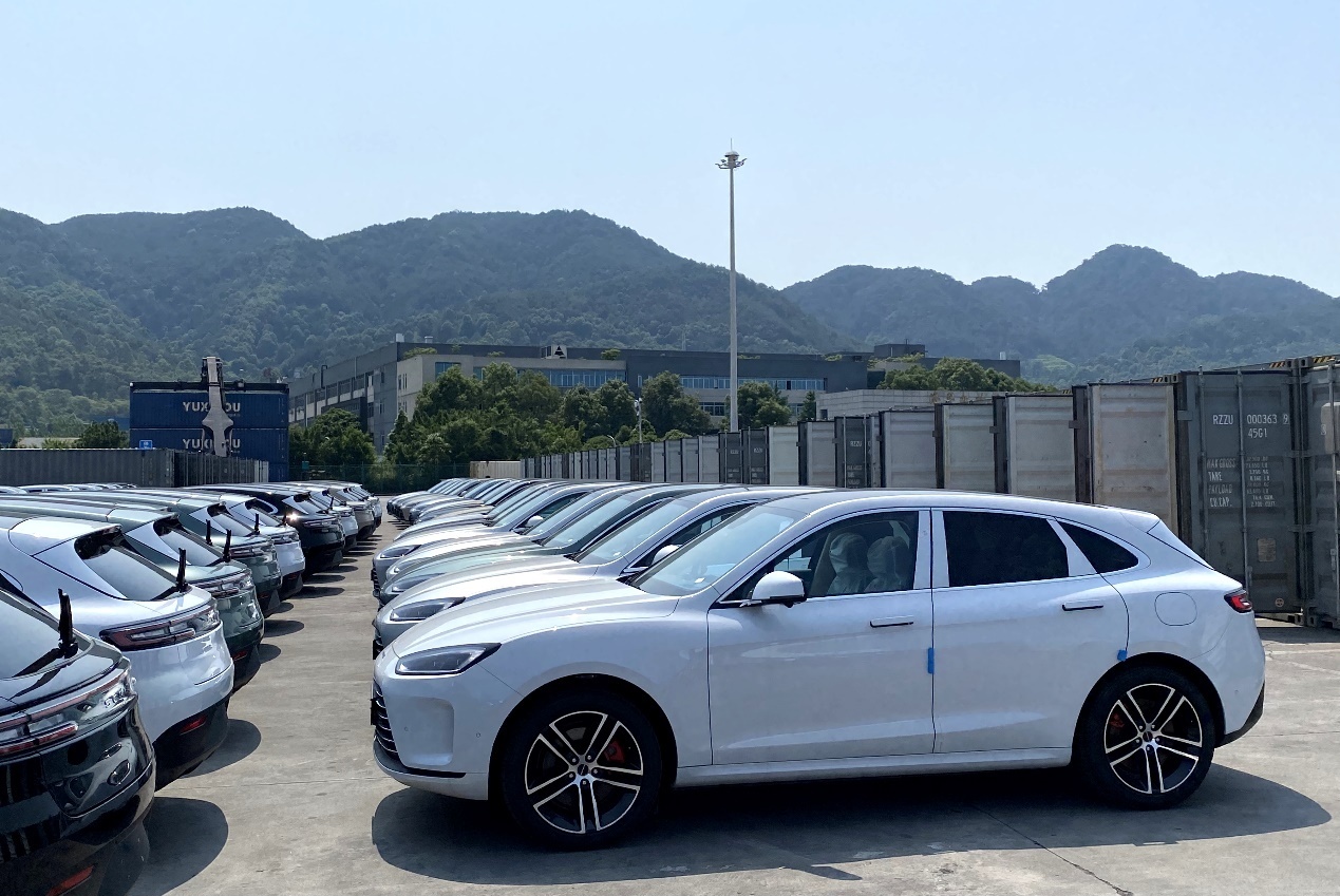 圖為位于重慶國際物流樞紐園區(qū)的重慶鐵路口岸。人民網(wǎng) 宋歌攝