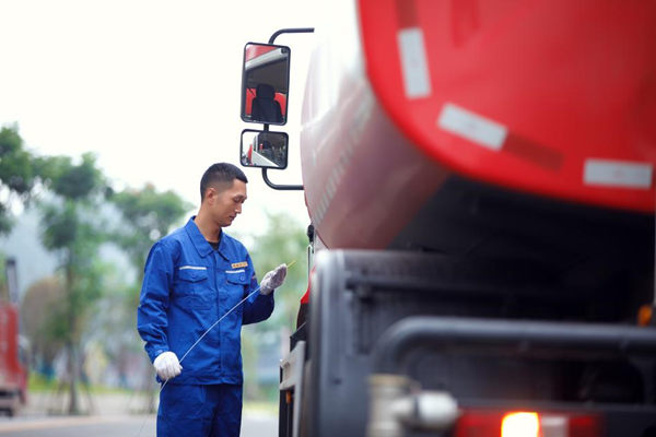 金科服務市政工作人員正在檢查車輛。金科服務供圖