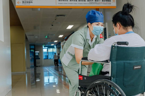 金科服務為大型醫(yī)院提供運送、陪診服務。金科服務供圖