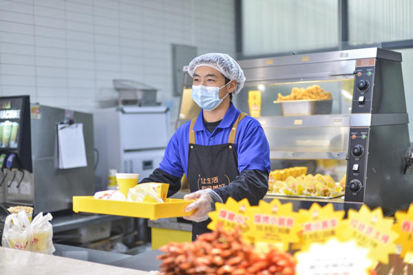 金科服務為高等院校提供團餐服務。金科服務供圖