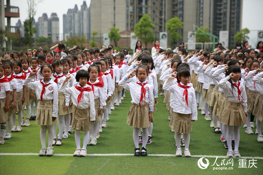 新入隊的少先隊員宣誓。人民網(wǎng)記者 劉政寧攝