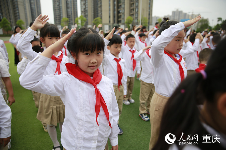 新入隊的少先隊員敬隊禮。人民網(wǎng)記者 劉政寧攝