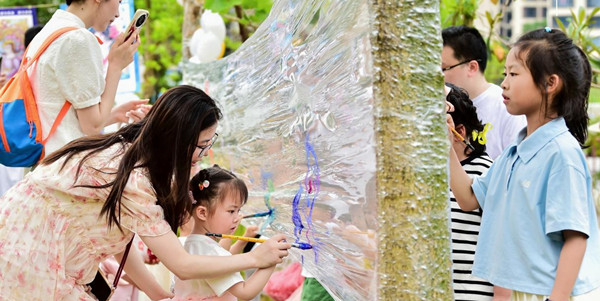 電粉親子研學(xué)營(yíng)。中國(guó)電建地產(chǎn)供圖