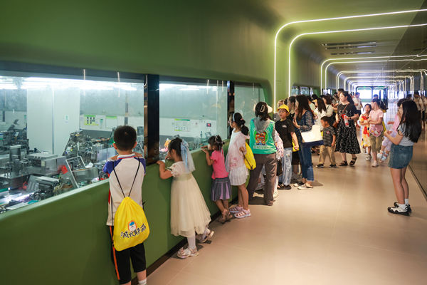 聯(lián)發(fā)小記者參觀智慧工廠。曾英豪攝