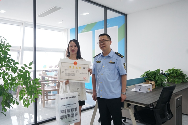 渝北區(qū)市場(chǎng)監(jiān)管局工作人員上門送“照”