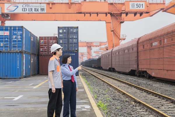 國(guó)家稅務(wù)總局重慶市沙坪壩區(qū)稅務(wù)局工作人員走訪位于重慶國(guó)際物流樞紐園區(qū)內(nèi)的團(tuán)結(jié)村中心站，了解企業(yè)班列發(fā)車情況并開(kāi)展稅收送政問(wèn)需。郭睿攝