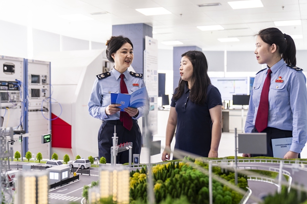 重慶高新區(qū)稅務(wù)局工作人員在走訪過(guò)程中，詳細(xì)了解西部科學(xué)城智能網(wǎng)聯(lián)汽車創(chuàng)新中心創(chuàng)新項(xiàng)目進(jìn)展，為企業(yè)答疑解難，送上支持科技創(chuàng)新稅費(fèi)優(yōu)惠政策指引。郭睿攝