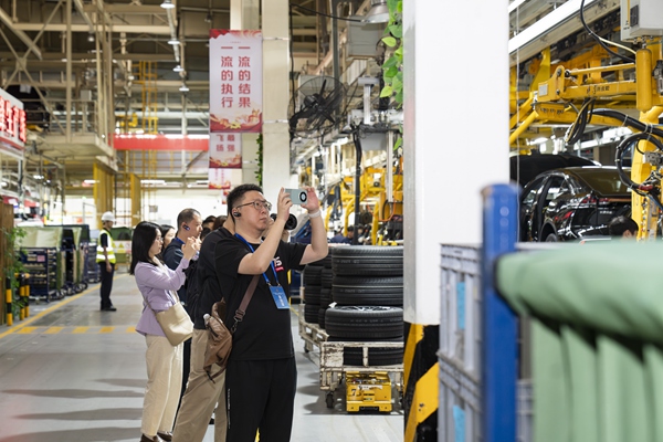 “聚力向新——‘看稅收走基層’”網(wǎng)評品牌活動（川渝行）一行人員走訪深藍(lán)汽車。郭睿攝