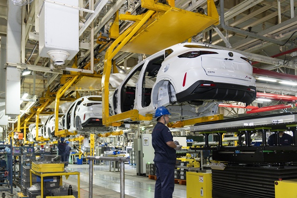 活動一行人員走訪參觀位于重慶兩江新區(qū)魚嘴園區(qū)的長安汽車生產(chǎn)車間。郭睿攝