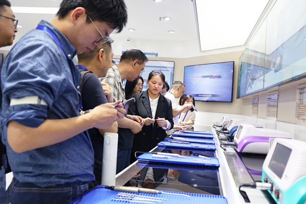 活動一行人員走訪重慶西山科技股份有限公司，了解其研發(fā)的手術(shù)動力裝置等技術(shù)成果。主辦方供圖