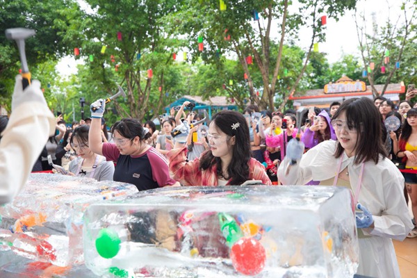 游客在重慶歡樂谷體驗泰式主題玩法。景區(qū)供圖