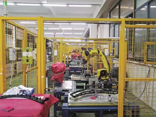 四川湘鄰科技有限公司焊接車間，7套機器人忙著趕制訂單。鄰水縣融媒體中心供圖