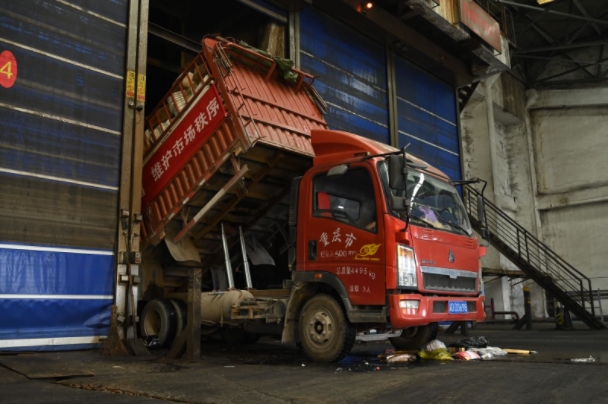 集中銷毀假冒偽劣商品。重慶市市場監(jiān)管局供圖