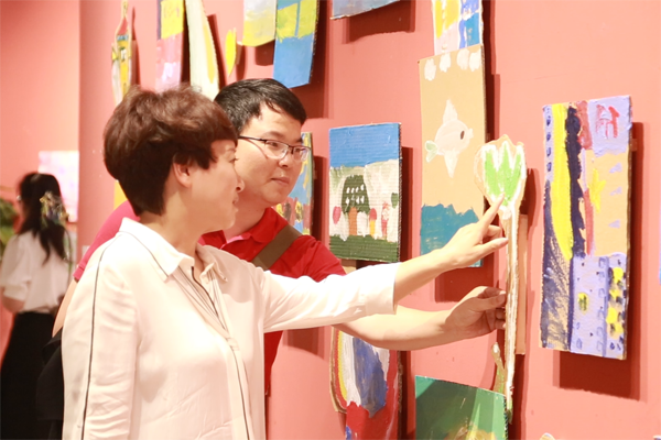 市民參觀美術(shù)展。唐文蕤攝