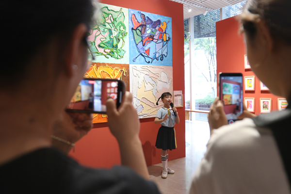 大幼集團的孩子向觀眾講解作品。戚馨月攝