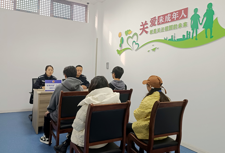 吳冬琴和同事對未成年人開展教育幫扶。潼南區(qū)公安局供圖