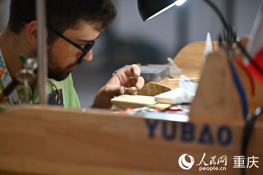 參賽選手認真進行珠寶加工。人民網(wǎng)記者 胡虹攝