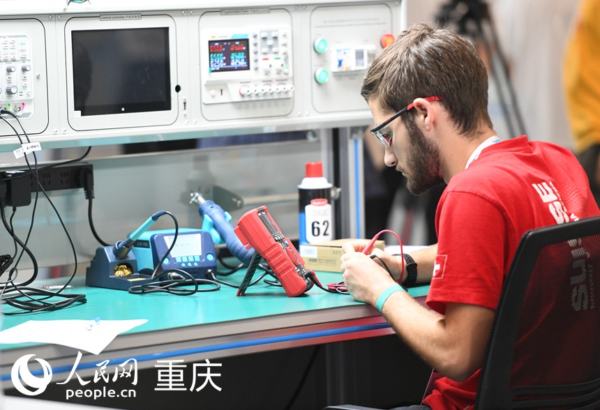 參賽選手參加第二屆“一帶一路”國(guó)際技能大賽比賽現(xiàn)場(chǎng)。人民網(wǎng)記者 胡虹攝