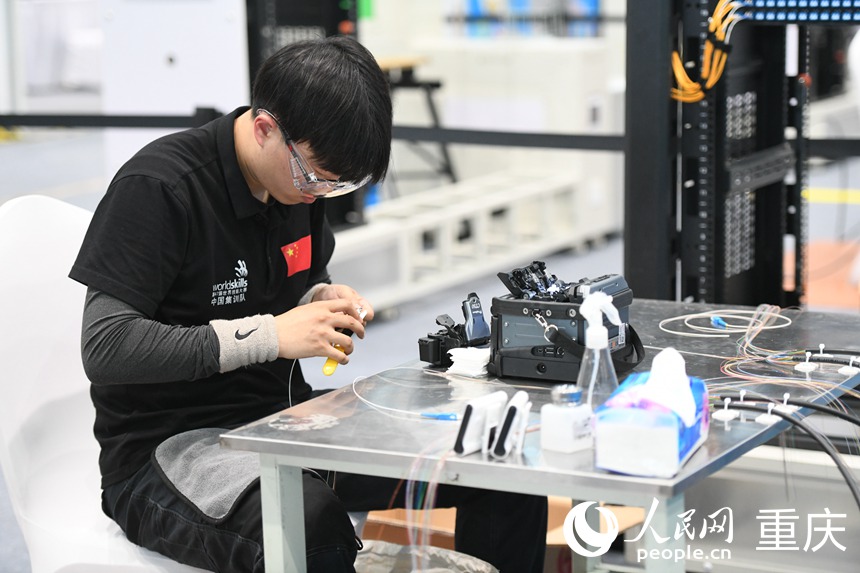 參賽選手參加第二屆“一帶一路”國(guó)際技能大賽信息網(wǎng)絡(luò)布線項(xiàng)目比賽。人民網(wǎng)記者 胡虹攝