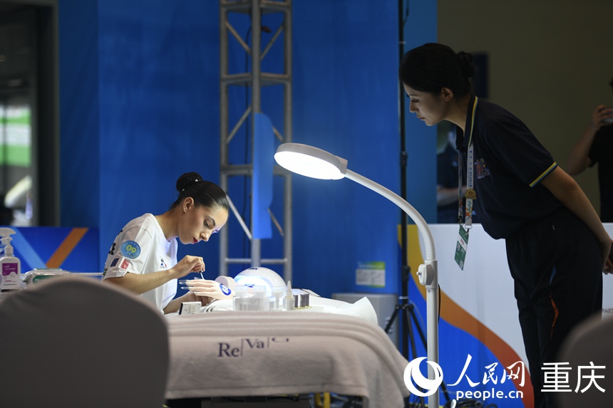 比賽現(xiàn)場，裁判觀察參賽選手進(jìn)度。人民網(wǎng)記者 胡虹攝