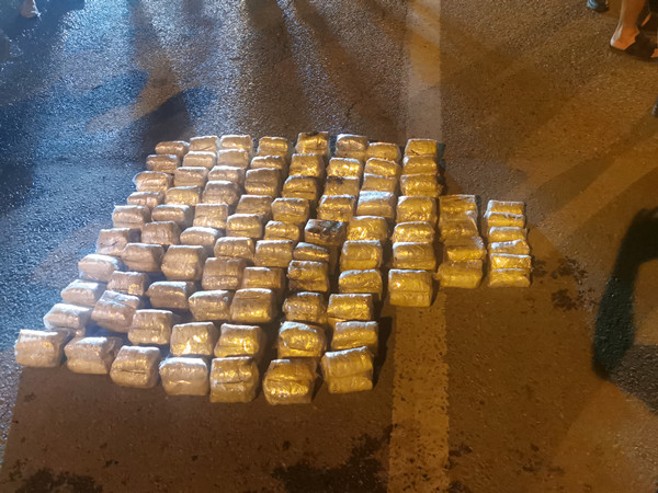 警方現(xiàn)場繳獲的毒品。巴南區(qū)公安分局供圖