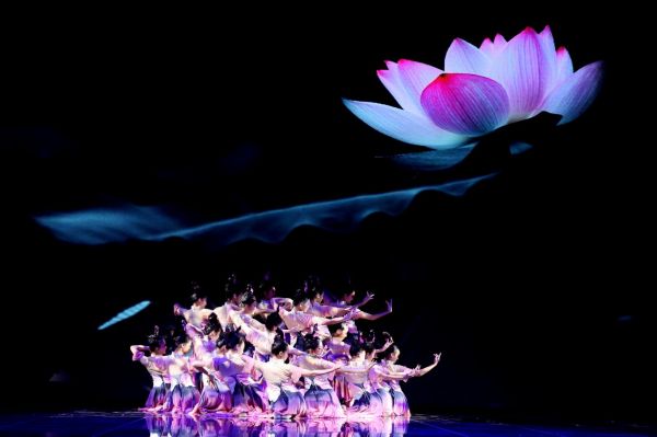 巴蜀中學舞團在聯(lián)合國總部演出《愛蓮說》。重慶市巴蜀中學校供圖