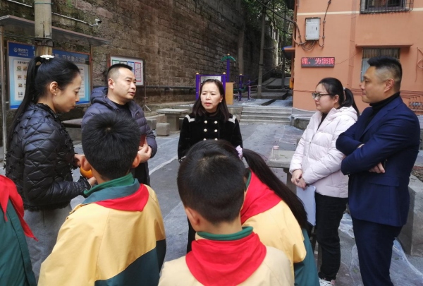 開(kāi)展百名校長(zhǎng)進(jìn)社區(qū)活動(dòng)。大渡口區(qū)鋼花小學(xué)供圖