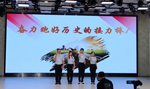 參加大渡口區(qū)講黨課比賽。大渡口區(qū)鋼花小學(xué)供圖