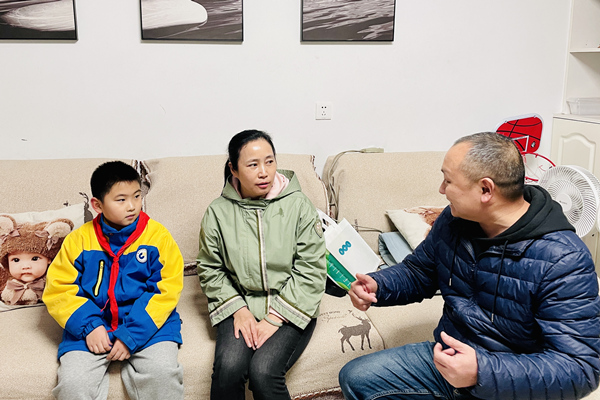 黨員教師入戶家訪。重慶市鋼城實(shí)驗(yàn)學(xué)校供圖