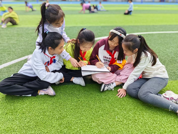 課間閑睱。重慶市大渡口小學(xué)供圖