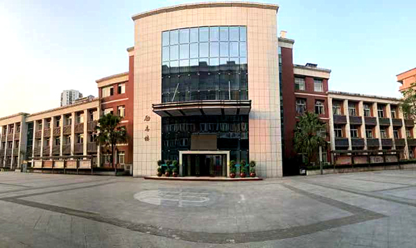 教學(xué)樓。重慶市商務(wù)學(xué)校（九十四中）供圖