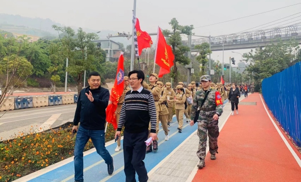 “重走重慶解放之路”徒步國防拉練暨國防與生命教育綜合實踐活動。重慶市長征學(xué)校供圖