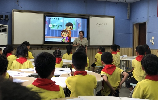 學(xué)校青年教師優(yōu)質(zhì)課大賽一等獎獲得者黎雪給學(xué)生上課。重慶市長征學(xué)校供圖