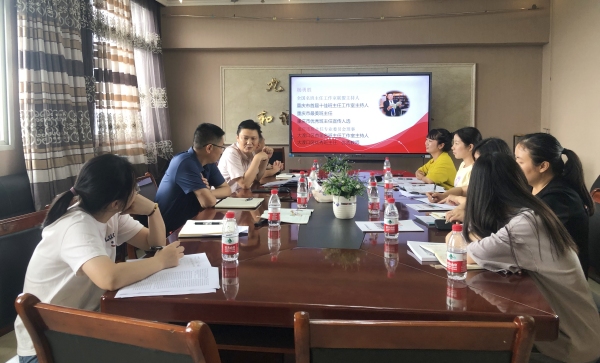 市級班主任工作室主持人楊勇勝指導(dǎo)學(xué)校班主任工作室的工作。重慶市長征學(xué)校供圖